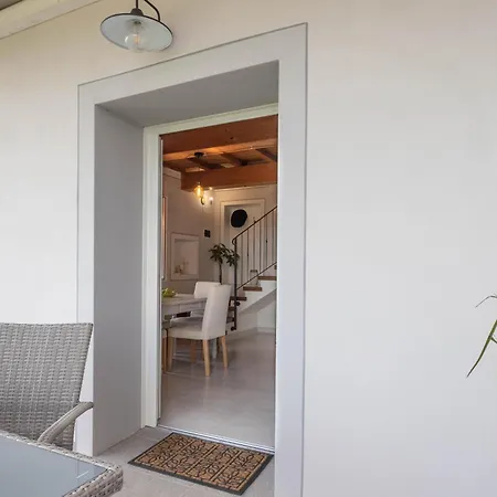 - Sotto La Loggia -